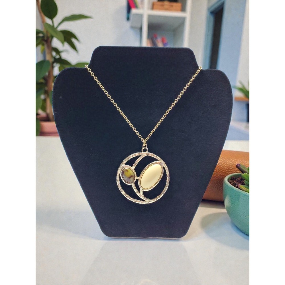 Sarah‎ Coventry Vintage 1974 Gold Tone Desert Flower Pendant Necklace